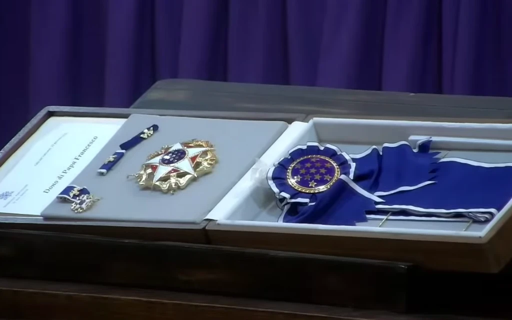 El Papa Francisco obsequió a la Catedral de Buenos Aires la medalla que recibió de Estados Unidos