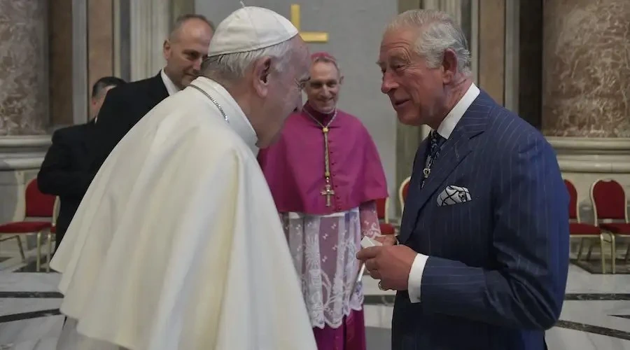El Papa Francisco recibirá al rey Carlos III de Inglaterra en abril si la salud se lo permite