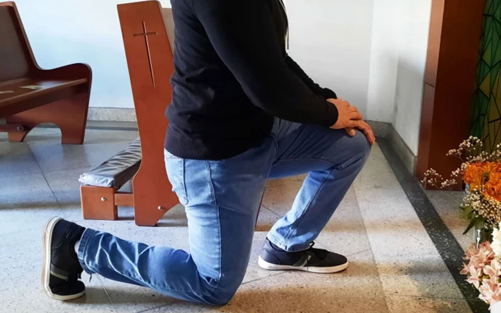 Cardenal explica qué es la genuflexión y por qué la hacen los católicos en la iglesia