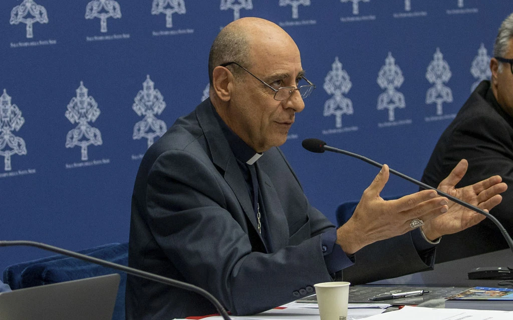 Cardenal Fernández sobre el Papa Francisco: No piensa “para nada” en la renuncia pero “debe aprender a hablar de nuevo”