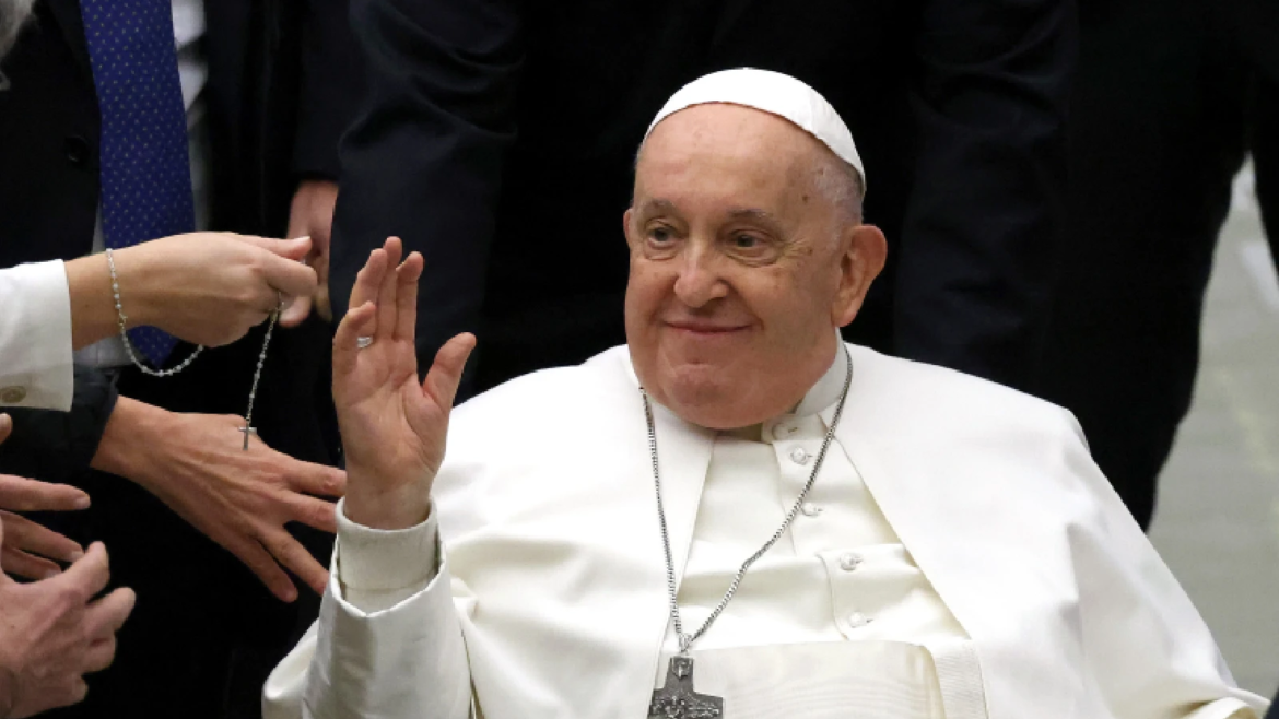 El Papa Francisco se mantiene estable “con leves mejoras” en su movilidad
