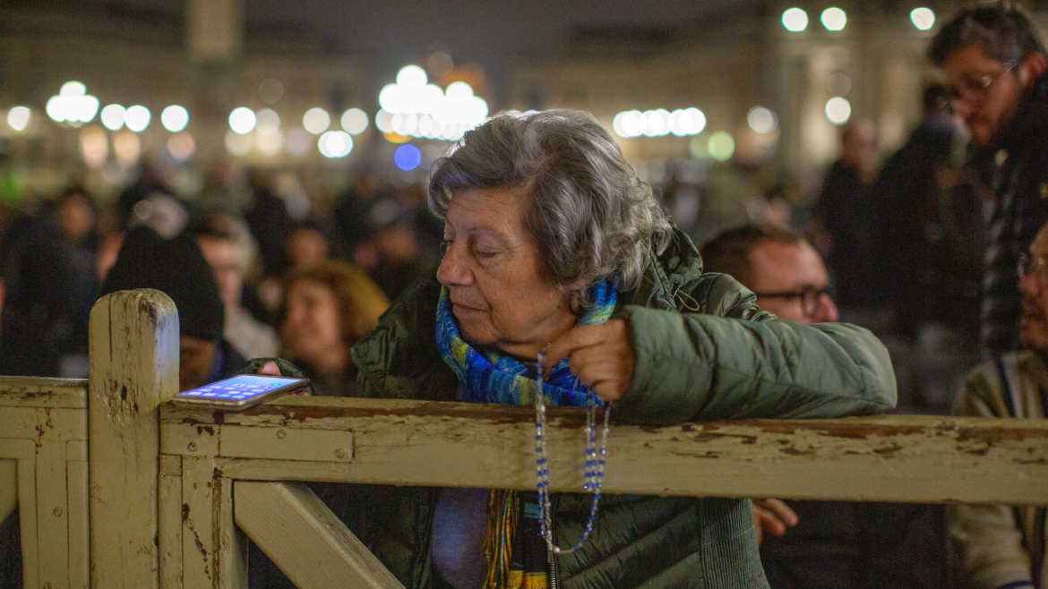 ¿Quién es la mujer con el ramo de flores amarillas a la que saludó el domingo el Papa Francisco?