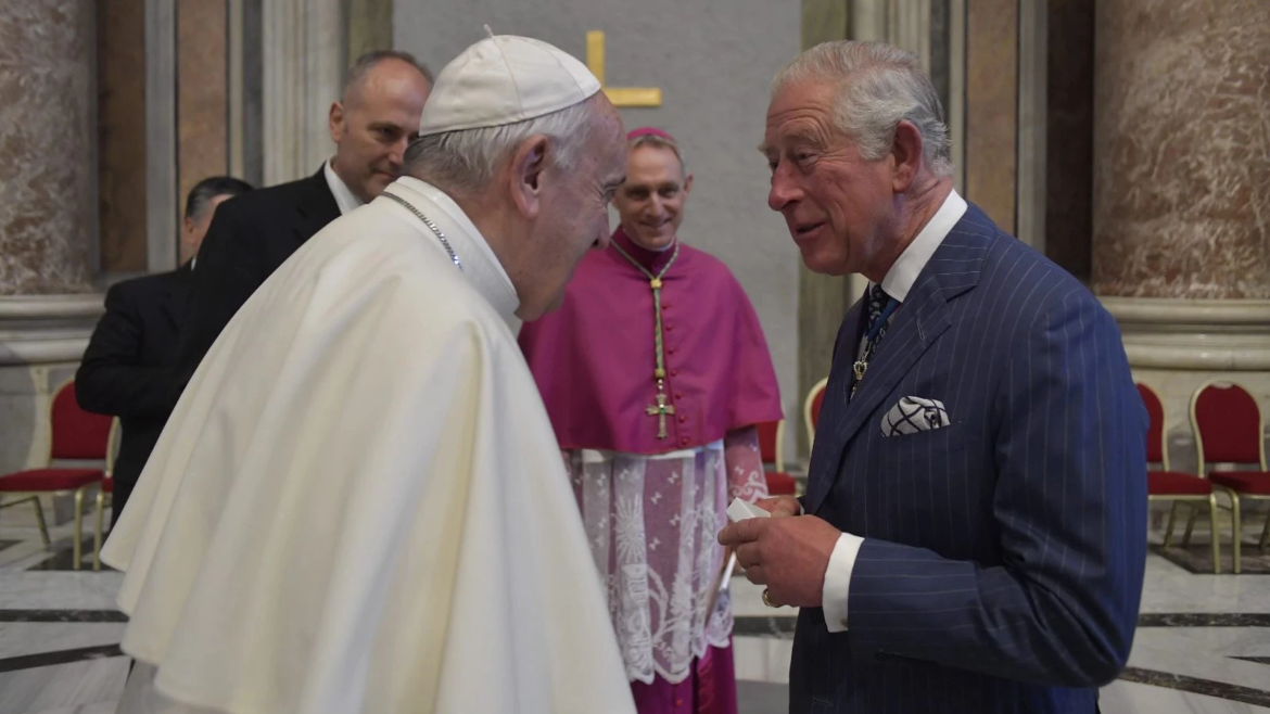 El rey Carlos pospone su visita al Vaticano para darle al Papa Francisco más tiempo de recuperación