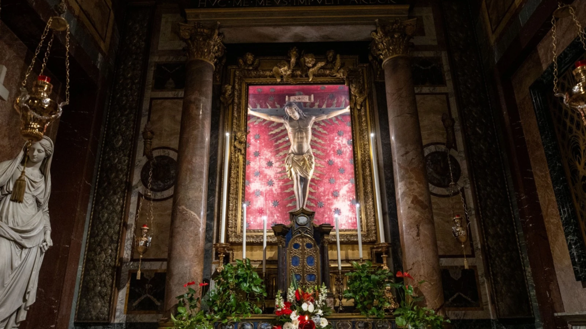 Invocan la ayuda de “crucifijo milagroso” de Roma para la pronta recuperación del Papa Francisco