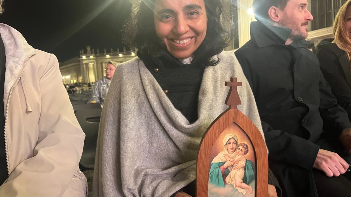 Una semana del Rosario en el Vaticano: “Rezar por el Papa es como hacerle una visita al hospital”