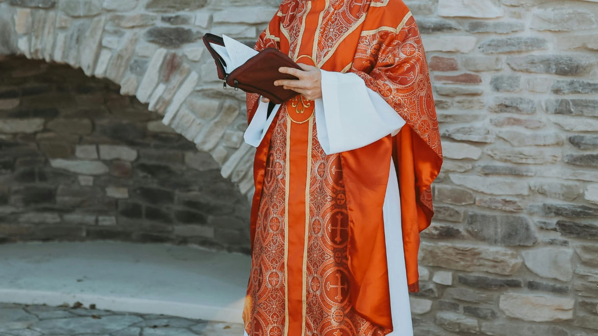 Alertan sobre hombre que se hace pasar por sacerdote jesuita para pedir dinero en México