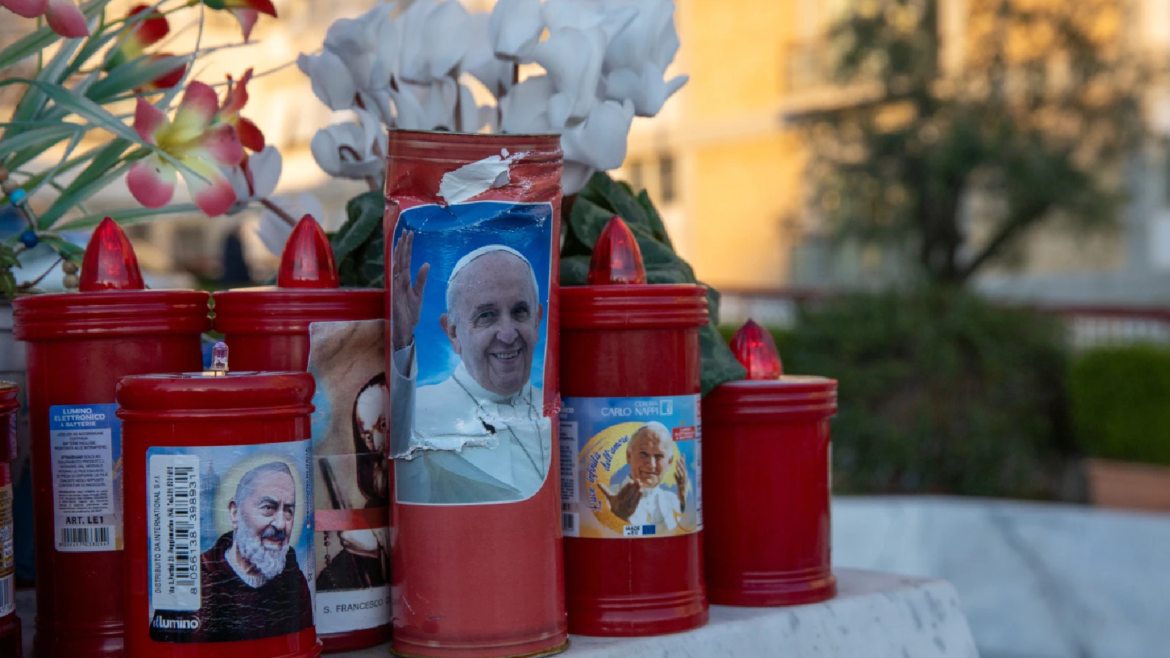 El Papa Francisco se mantiene estable y pasa el día sentado en un sillón