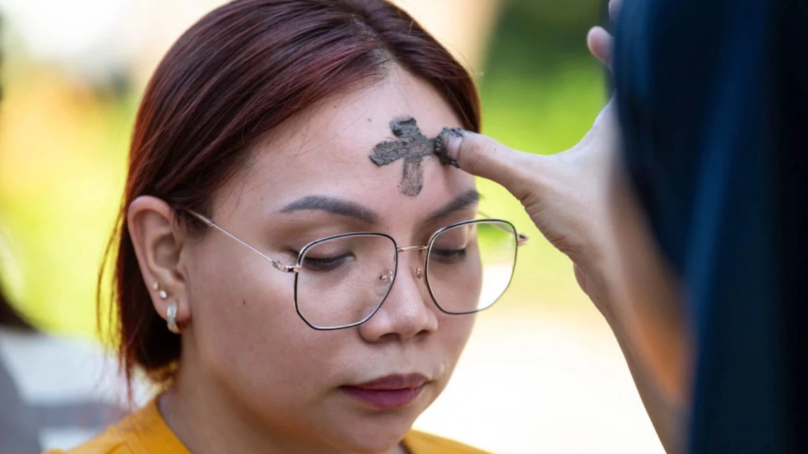 La ceniza recuerda la fragilidad y esperanza a la que estamos llamados, afirma el Papa Francisco