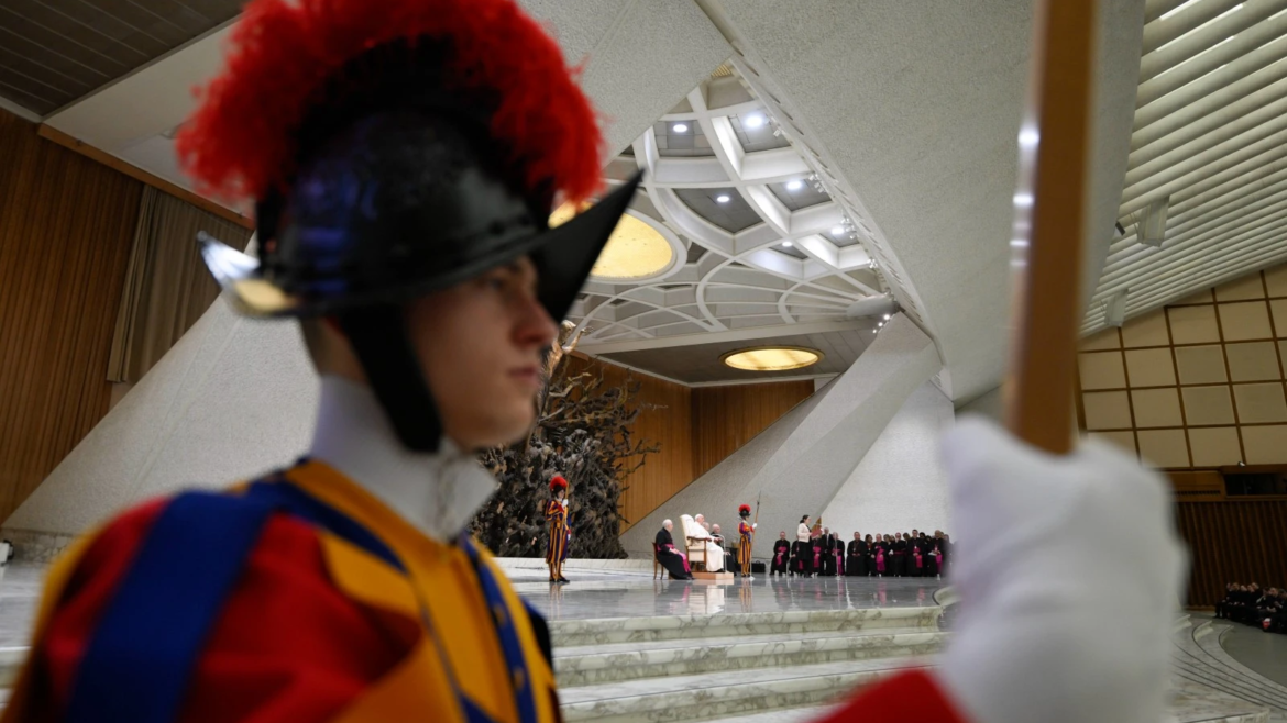 ¿Qué hace la Guardia Suiza mientras que el Papa Francisco está en el hospital?