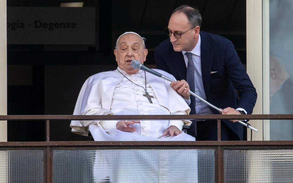 “Leves mejorías” en la salud del Papa Francisco tanto en movilidad como respiración y voz