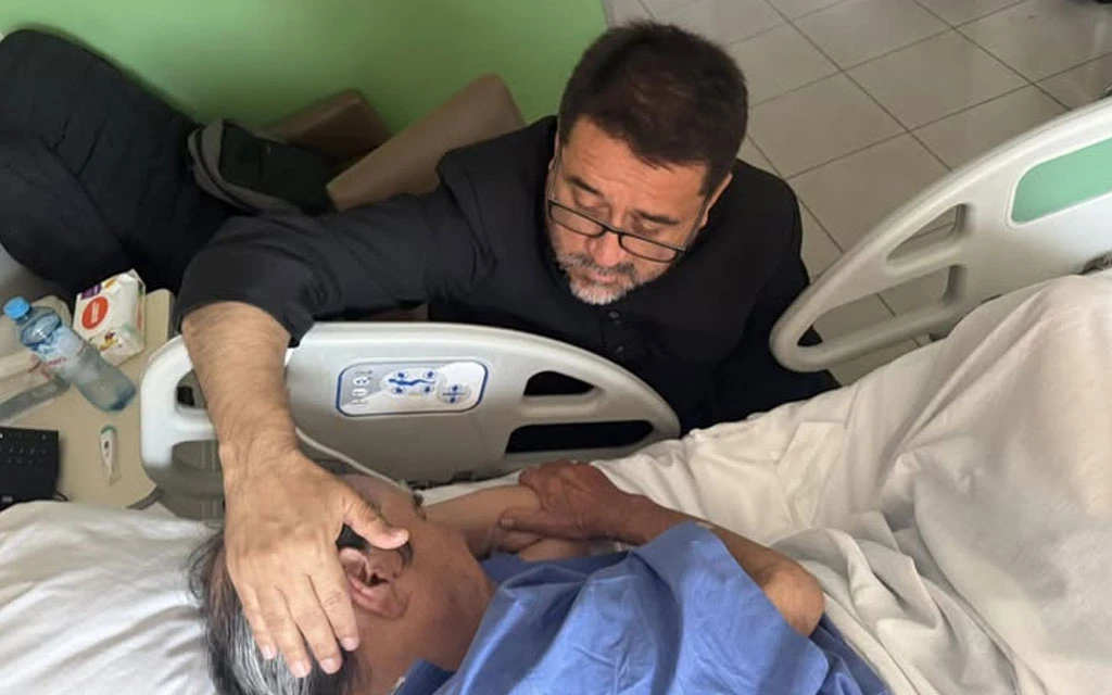 El conmovedor mensaje de un sacerdote a su padre enfermo: Tengo la responsabilidad de no fallarte y ser santo