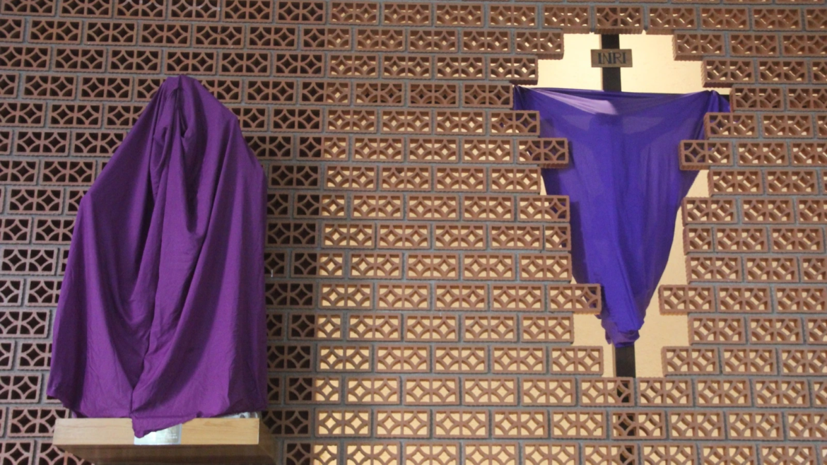 ¿Por qué en algunas iglesias se han cubierto las imágenes y la cruz con un velo morado?
