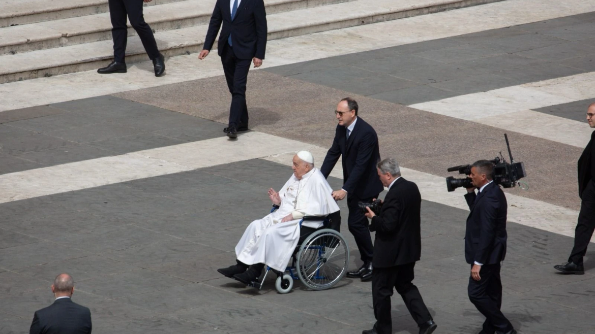 El Papa Francisco reaparece en la plaza de San Pedro: "¡Buen Domingo de Ramos y buena Semana Santa!"