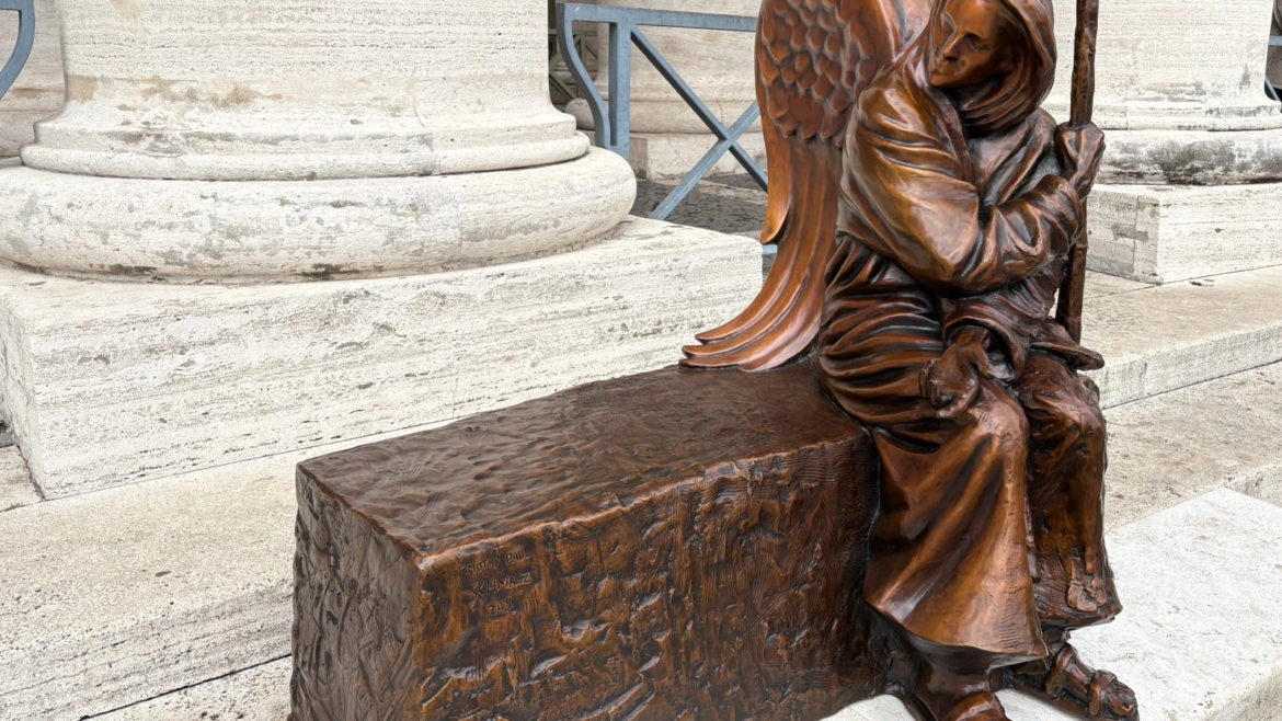 Un vagabundo en bronce en la plaza de San Pedro invita a la caridad