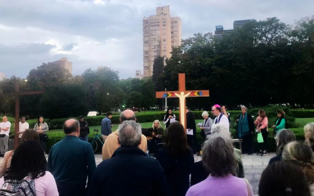 En Vía Crucis con migrantes, arzobispo recordó que la fe nos hace “un mismo pueblo”