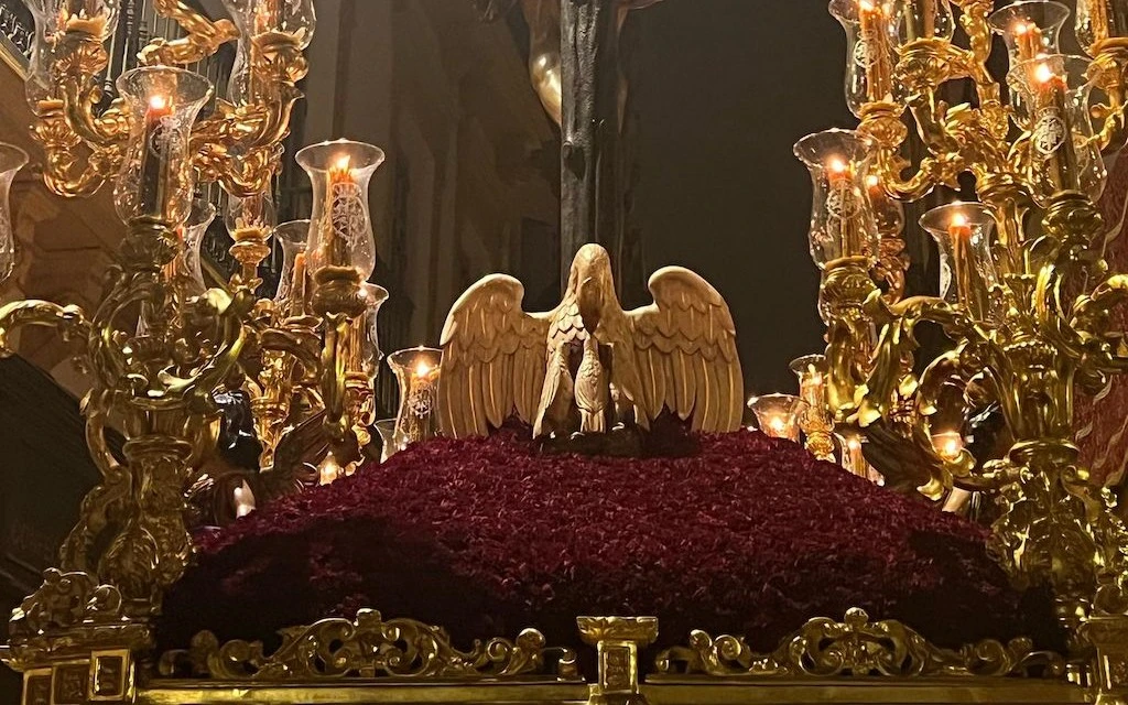 El pelícano que da de comer a sus crías de su corazón: símbolo del amor en la Semana Santa sevillana