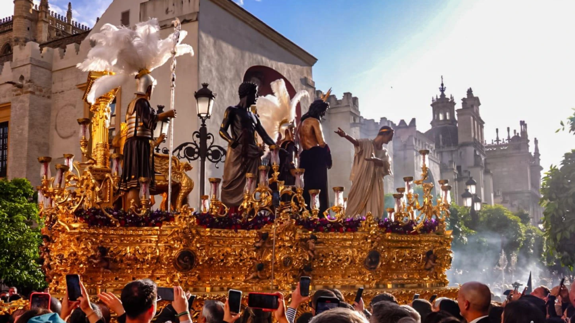 Sevilla reescribe con sus procesiones la historia del Calvario: Cristo no camina solo