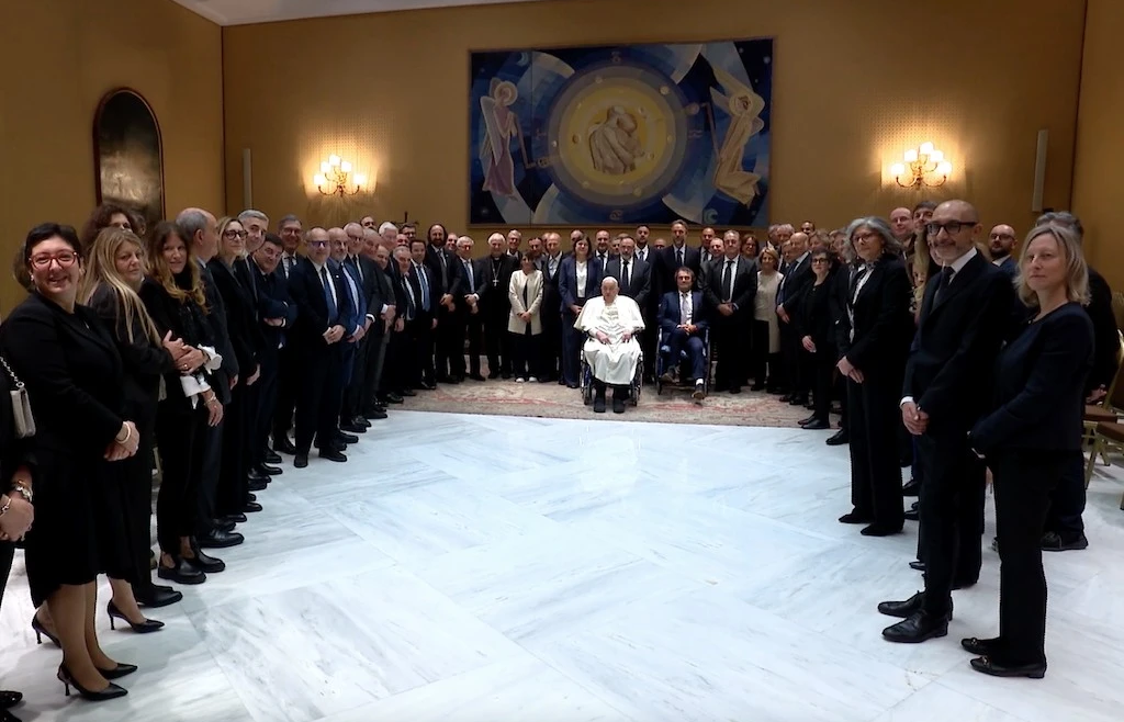 El Papa Francisco recibe en el Vaticano a 70 personas que lo asistieron durante su hospitalización