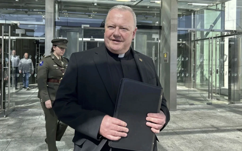 Sacerdote perdona y abraza a un adolescente que casi lo mata en Irlanda