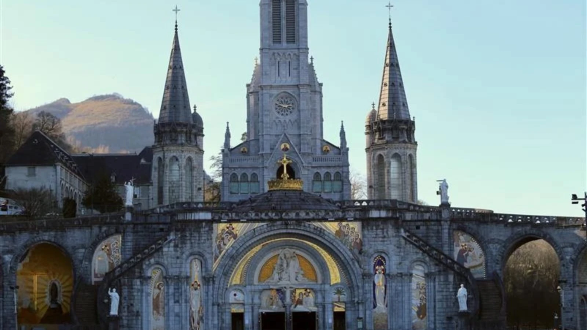 Cubren mosaicos de Rupnik en el Santuario de Lourdes