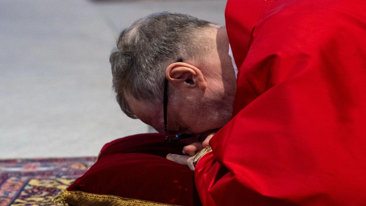 El Cardenal Gugerotti preside la liturgia de la Pasión del Señor en la Basílica de San Pedro