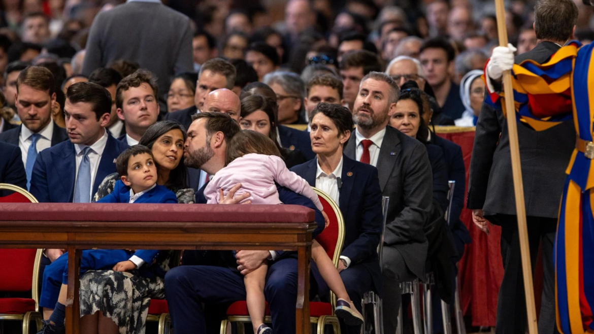 JD Vance participa con su familia en la liturgia de Viernes Santo en la Basílica de San Pedro