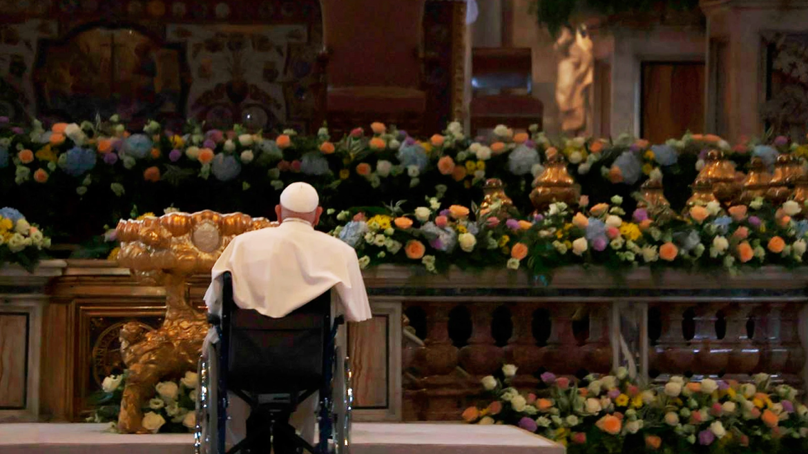 El Papa Francisco entra de nuevo a rezar a la Basílica de San Pedro ante la sorpresa de los peregrinos