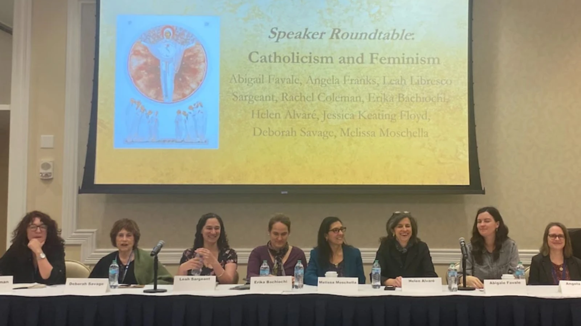 ¿Deberían las católicas identificarse como “feministas”?