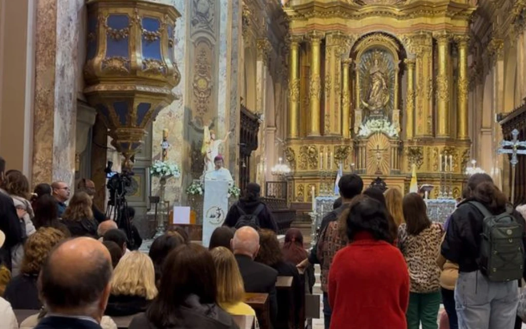 “Se nos fue un gran argentino”: La tierra que lo vio nacer despide al Papa Francisco