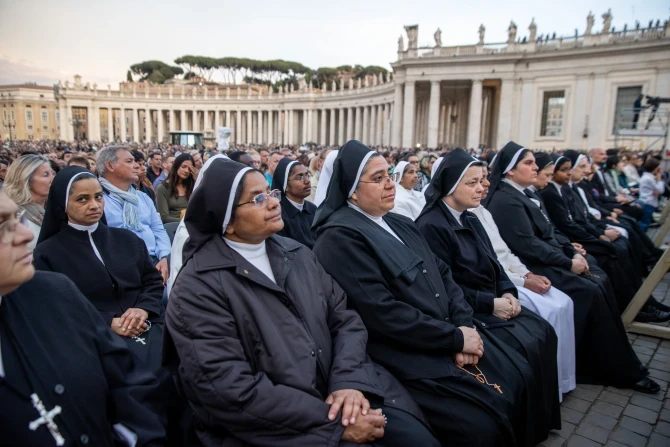 FOTOS: Miles se reúnen para rezar el Rosario en la Plaza de San Pedro tras la muerte del Papa Francisco