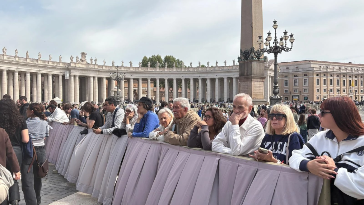 Cientos de fieles se congregan en la Plaza de San Pedro para rezar tras la muerte del Papa Francisco