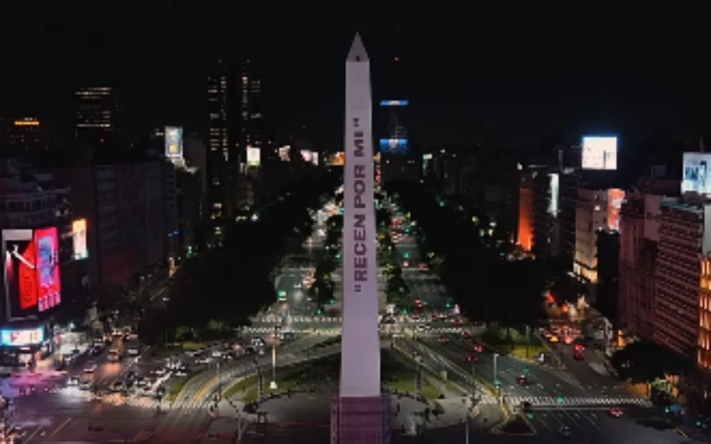 Monumentos de Buenos Aires y el mundo lucen homenajes al Papa Francisco