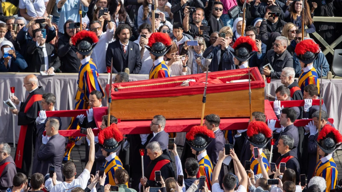 El ataúd del Papa Francisco ya está en la Basílica de San Pedro para el último adiós