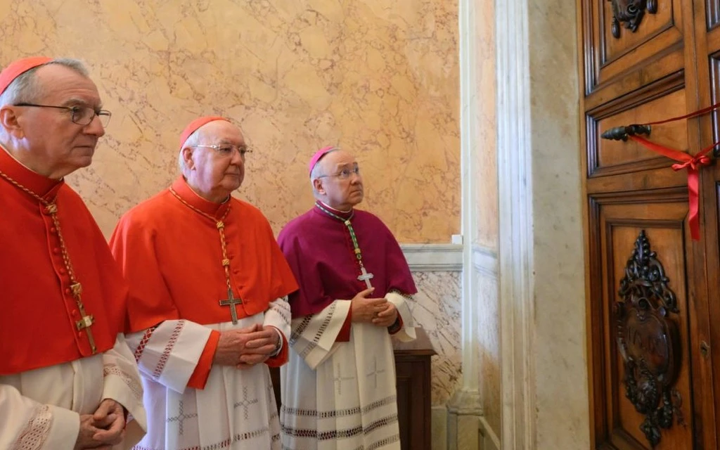 El Cardenal Camarlengo selló las habitaciones del Papa Francisco en Santa Marta y el Palacio Apostólico