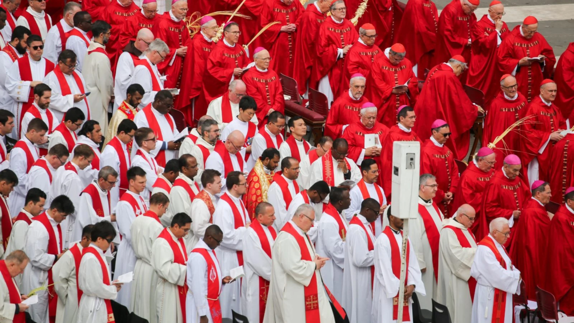 Comienzan las congregaciones generales: Cardenales suspenden beatificaciones y juran secreto