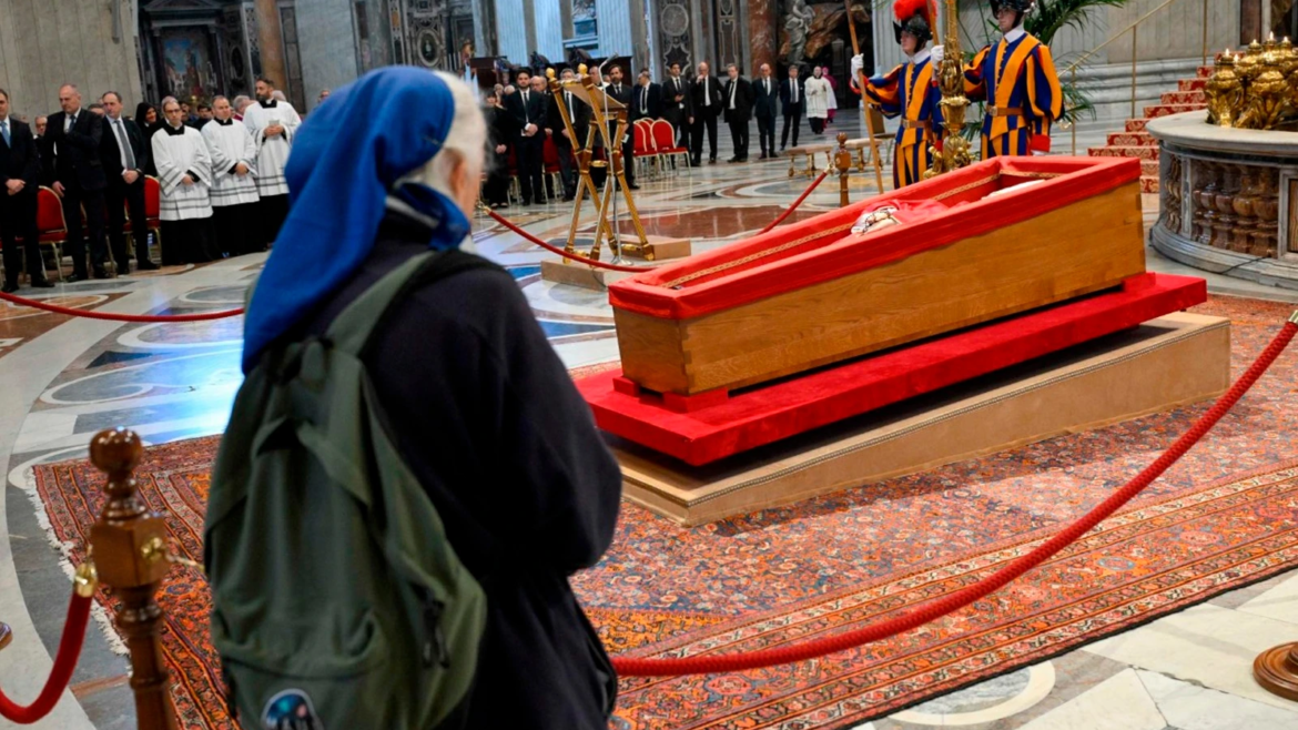 ¿Quién es la monja que rezó ante el féretro del Papa Francisco saltándose el protocolo?