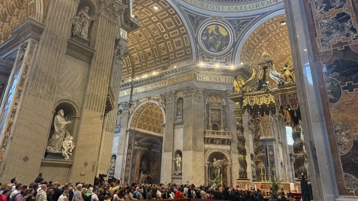 Pesadumbre, conmoción y tristeza en las interminables filas para dar el último adiós al Papa Francisco