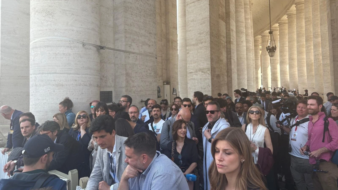 La Basílica de San Pedro no cierra sus puertas: fieles velan al Papa Francisco durante toda la noche