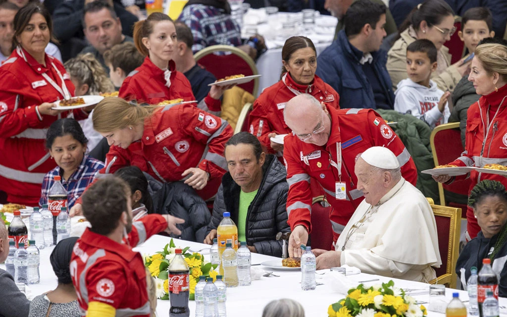 Cardenal se conmueve al ver a los pobres despidiendo al Papa Francisco: “Él los miró a los ojos”