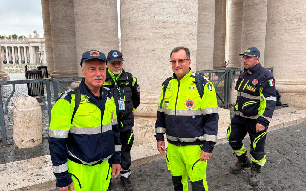 1.800 voluntarios de Protección Civil garantizan el orden ante afluencia de personas en el Vaticano