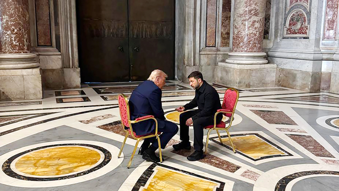 Trump y Zelensky hablan sobre una “paz duradera” en Ucrania en medio del funeral del Papa
