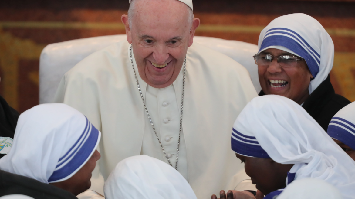 8 gestos del Papa Francisco de austeridad y amor hacia los pobres