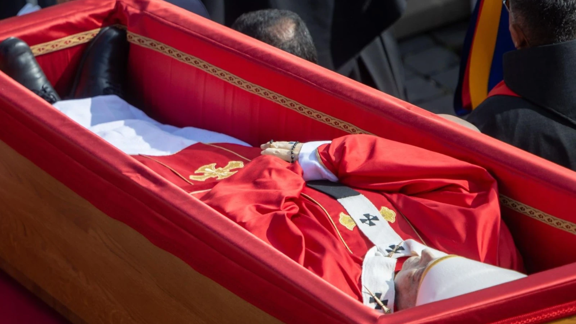 Sellan el ataúd del Papa Francisco con un testimonio de su valiente servicio y amor a los pobres