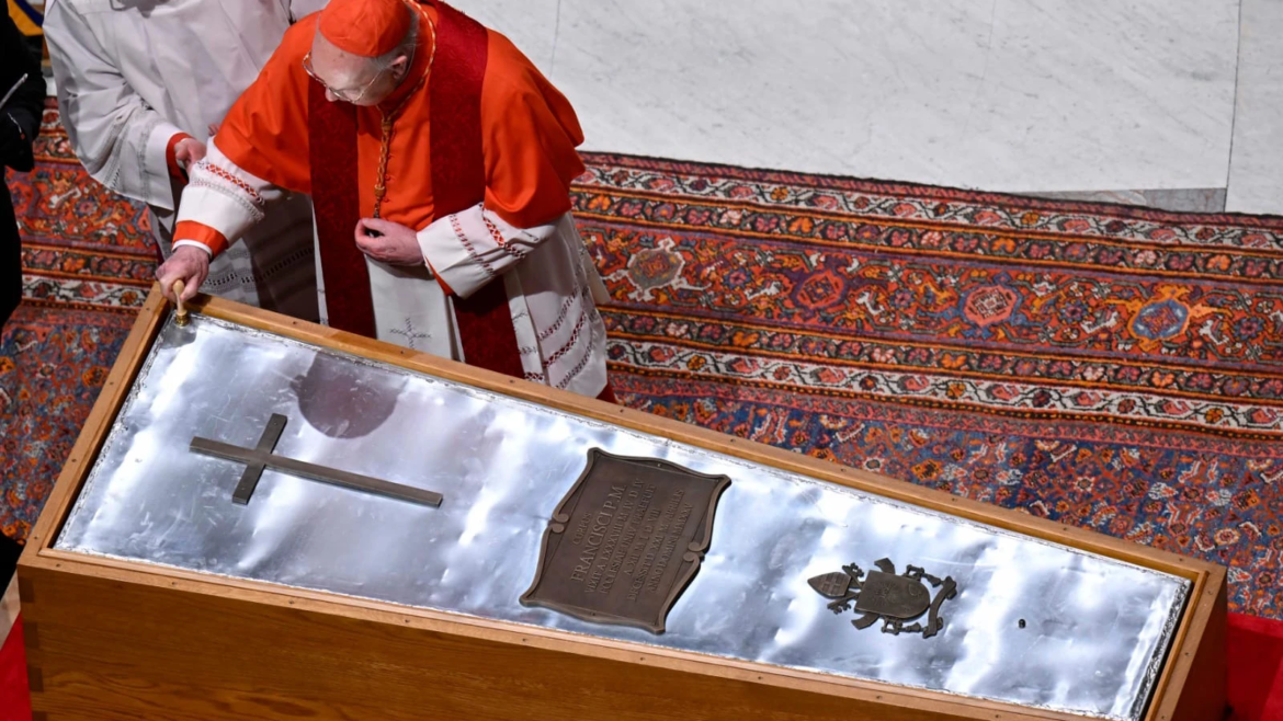 FOTOS: Así es el sencillo ataúd que el Papa Francisco quiso tener al fallecer
