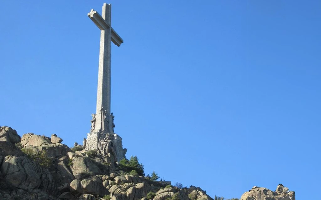 Piden a la Justicia española paralizar la "resignificación" del Valle de los Caídos