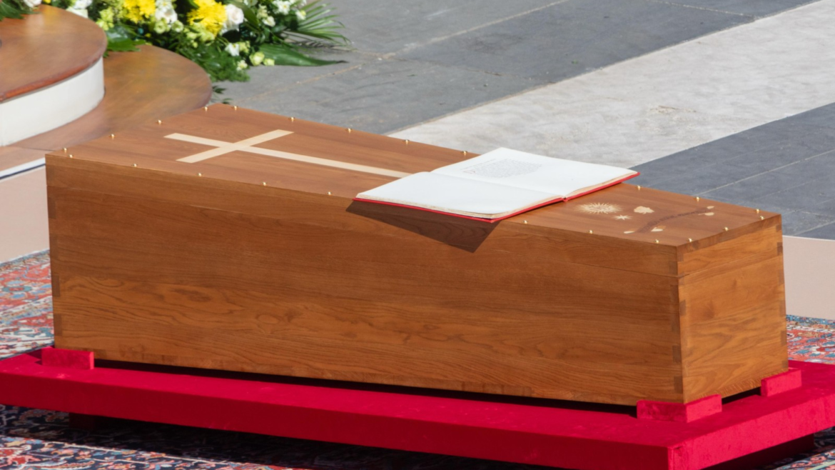Esto dice la inscripción en el interior del ataúd del Papa Francisco