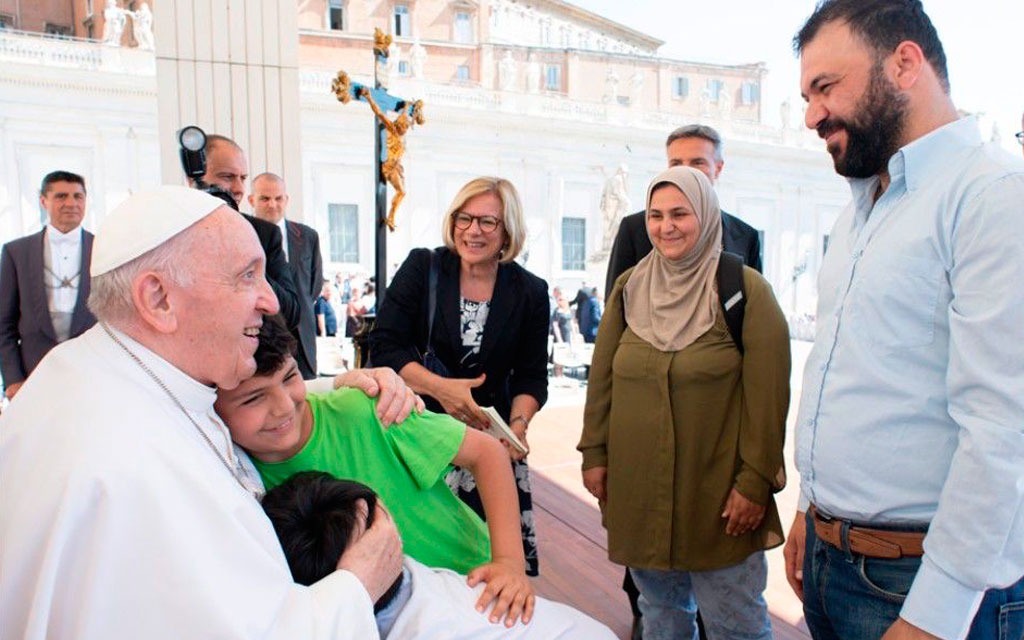 Familia kurda ayudada por el Papa Francisco, en las primera filas de su funeral: “Nos salvó”