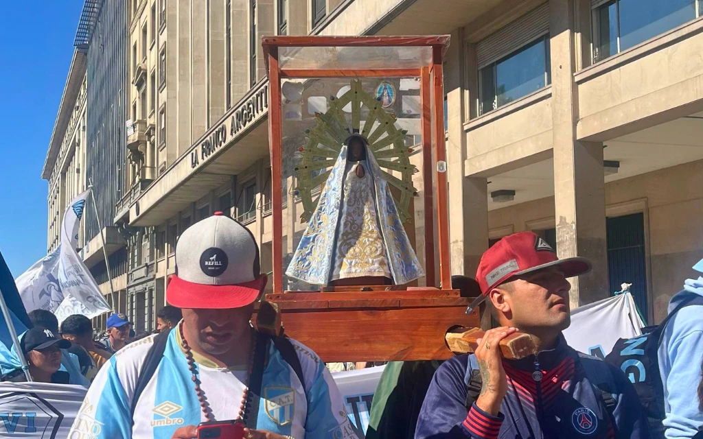 Las calles de Buenos Aires se llenaron de color en “un pacto de amor a Francisco”