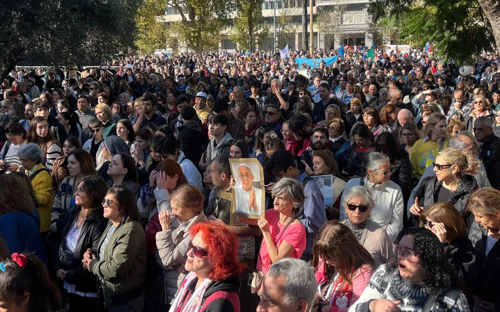 “Gracias, perdón y te queremos mucho”: En su último adiós, Buenos Aires abraza a Francisco