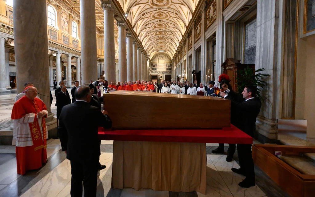 “Prepárate la tumba”: Cardenal relata lo que la Virgen María le reveló al Papa Francisco